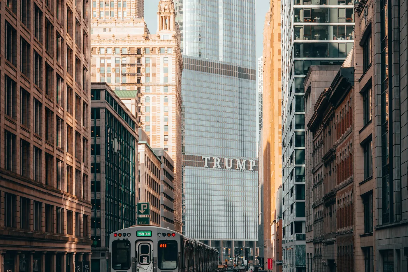 A CTA elevated train passing between downtown Chicago buildings