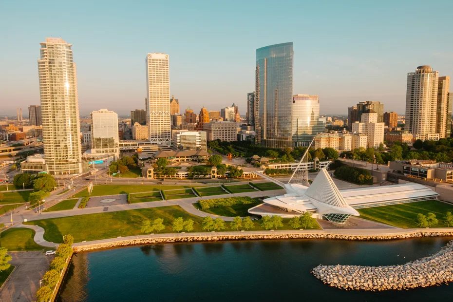 Milwaukee Art Museum and downtown skyline beside Lake Michigan